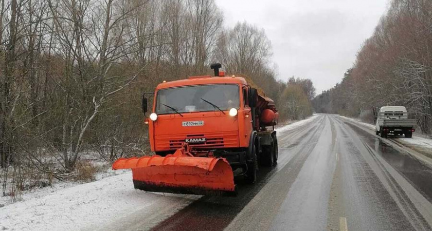 В Брянске и области разгребают последствия утреннего снегопада