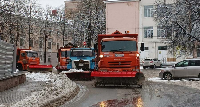 На улицы Брянска высыпали ещё 240 кубов песка и соли 