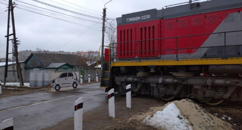 Железнодорожники провели занятие по безопасности на переезде для курсантов автошкол в Брянске