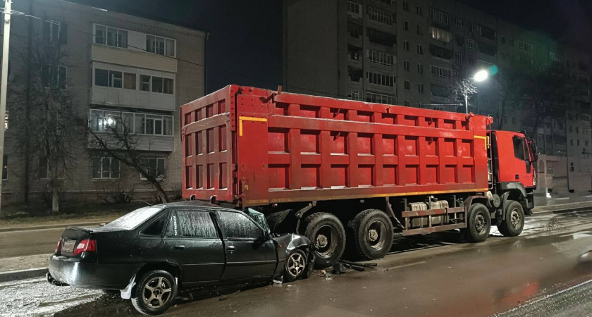 В Брянске «пьяная» иномарка въехала под большегруз, водитель в больнице