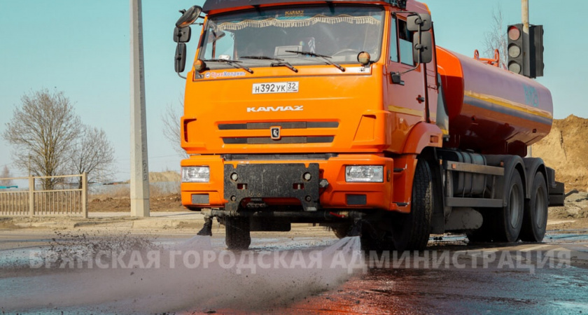 Коммунальные службы, пользуясь теплом, начали отмывать Брянск