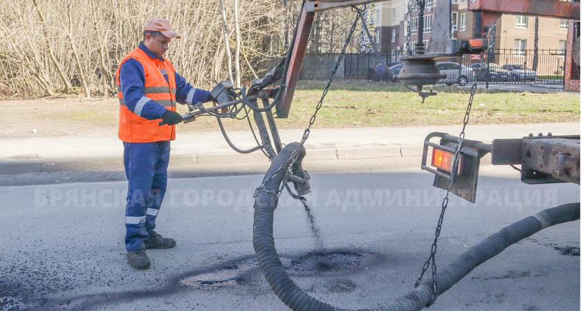 С начала недели в Брянске отремонтировали 500 «квадратов» асфальта