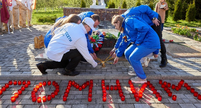 Брянские энергетики «Россети Центр» доставили Вечный огонь к памятнику героя Советского Союза летчика Дегтярева в деревне Голубея