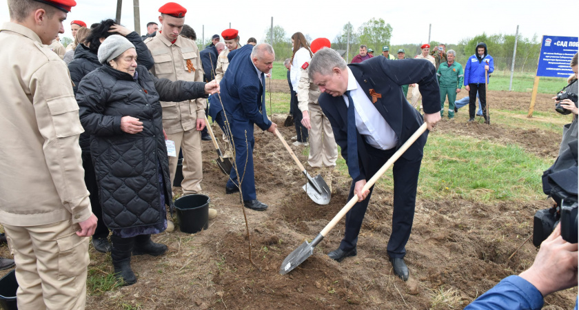 В Брянской области высадили вишневый геоглиф «80 лет Победы»