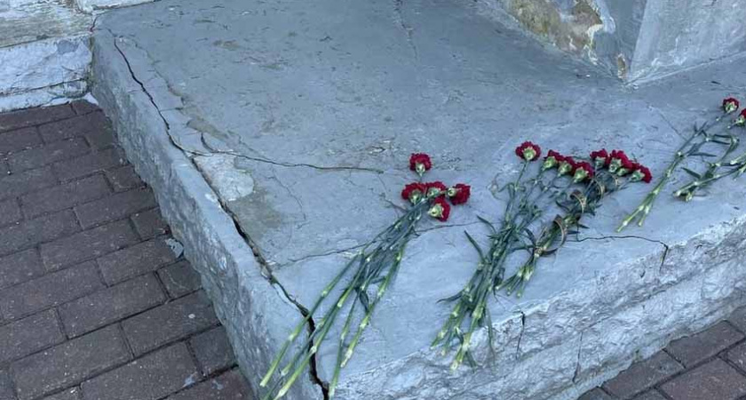 В брянских Комаричах с подачи прокуратуры привели в порядок два десятка памятников