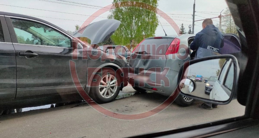 Брянский водитель собрал «паровоз» из четырех автомобилей