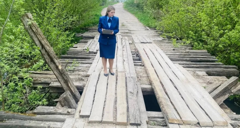 Брянская прокуратура потребовала отремонтировать деревянный мост через ручей