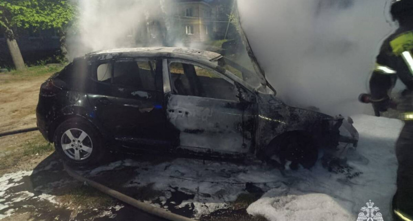 В Брянске огнеборцы потушили пожар в автомобиле