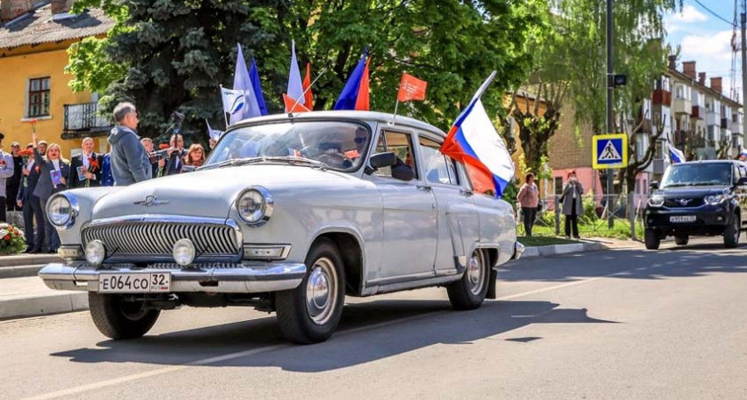 Предприятия Фокинского района Брянска устроили масштабный автопробег к 80-летию Победы