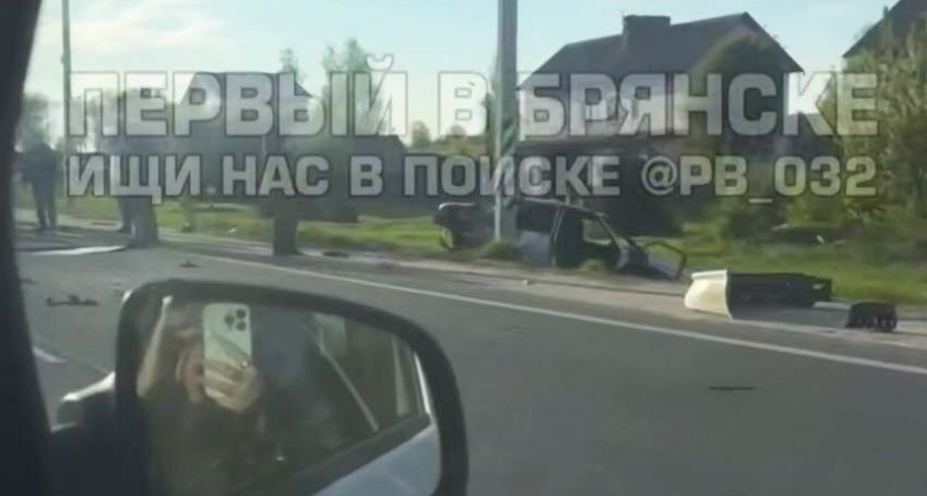На трассе под Брянском столкнулись две легковушки, два человека в больнице