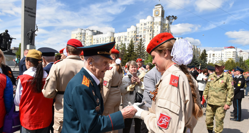 Цветы, поздравления, торжественный марш: Брянск отмечает 80-летие Победы