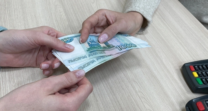 Россиянам после праздников выдадут по 12 000 рублей от СФР. Названа дата прихода денег на карту