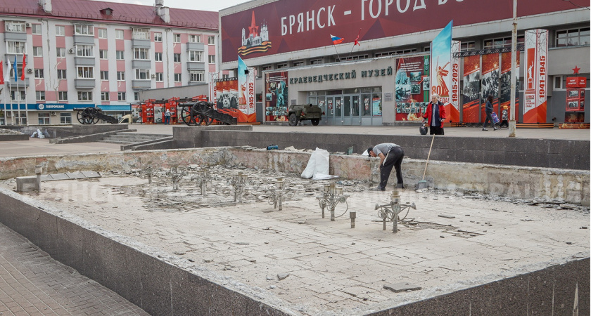 В Брянске на площади Партизан наконец начался ремонт фонтанов