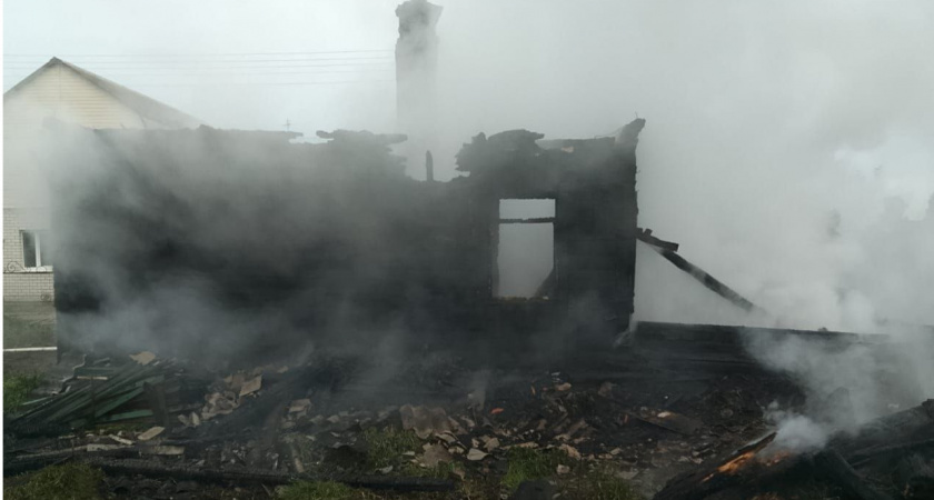 Три человека погибли в ночном пожаре в Сельцо под Брянском, возбуждено уголовное дело
