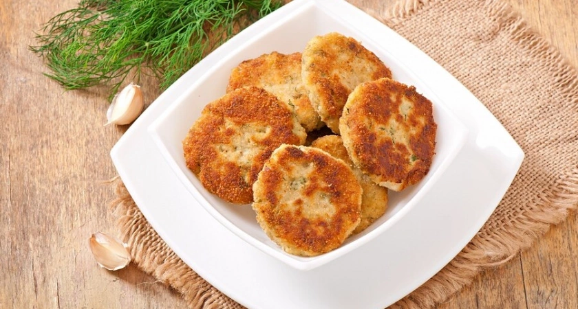 Кладу 2 ложки в фарш, и котлеты становятся сочными и нежными: кулинарный лайфхак от известных шефов