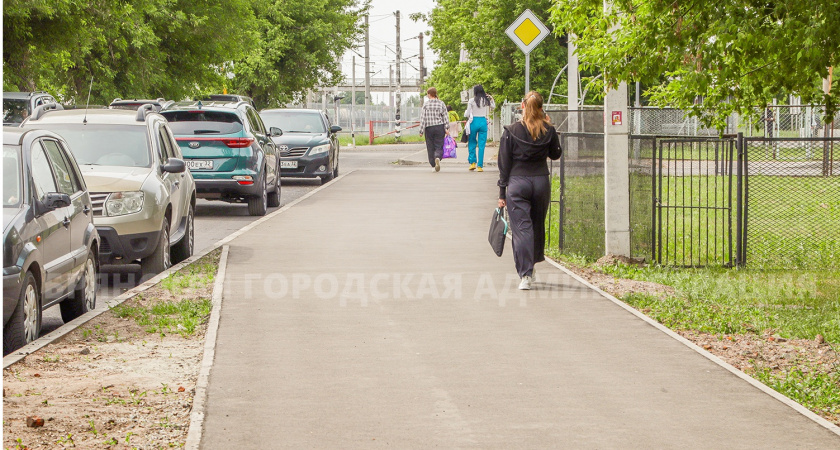 И пошире, и поуже: Брянский медколледж обрамили тротуарами по Клубной и Доменной 