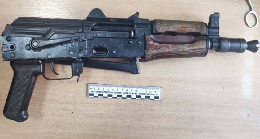 Брянский житель ответит в суде за припрятанный в гараже автомат