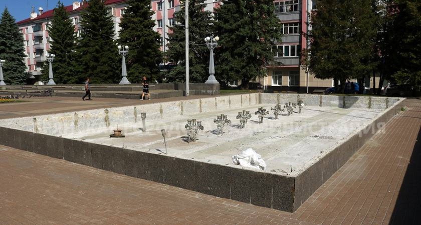 В Брянске полностью «разобрали» фонтаны на площади Партизан