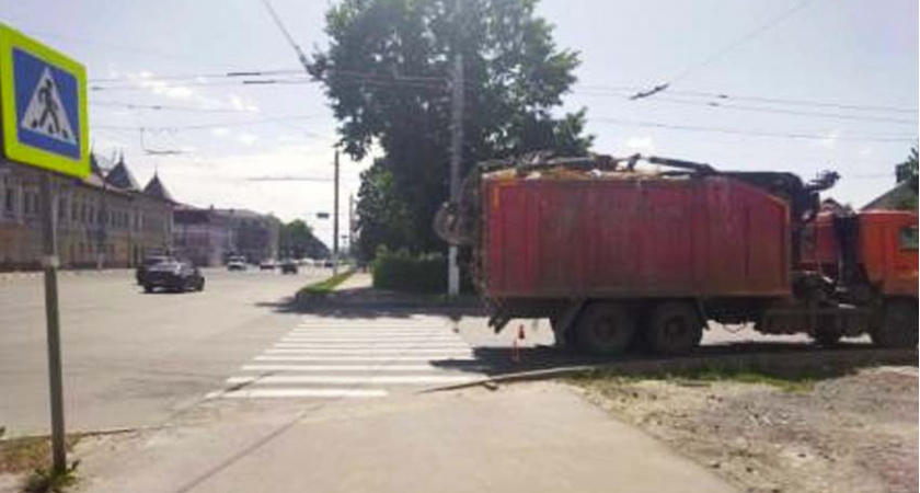 В Брянске на переходе КамАЗ едва не переехал пенсионерку