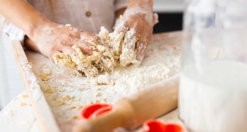 Нереально вкусное тесто: готовится всего за 20 минут — подойдет для любой выпечки