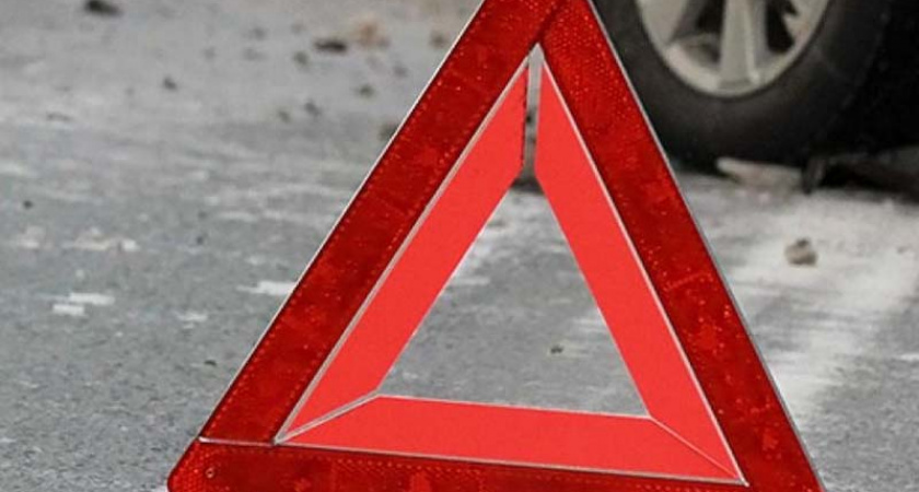 На брянской трассе под Суражом легковушка «уехала» в дерево, три человека травмированы