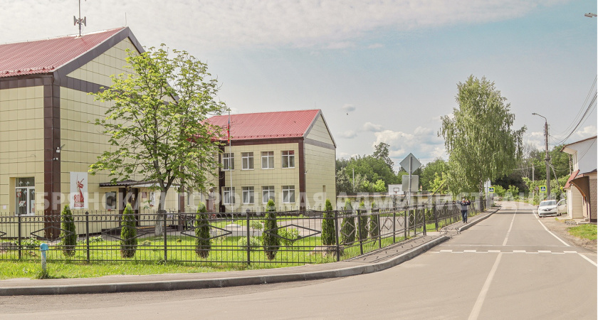 Школу №34 в Брянске обрамили мини-тротуаром