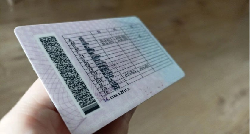 Водителей с 10-летним стажем обяжут пересдавать права летом: если проигнорируете - заплатите штраф 30 000 рублей