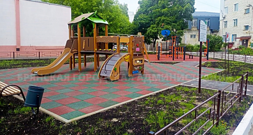 Власти Брянска забраковали газон в «комфортном дворе» по Академика Королева,11