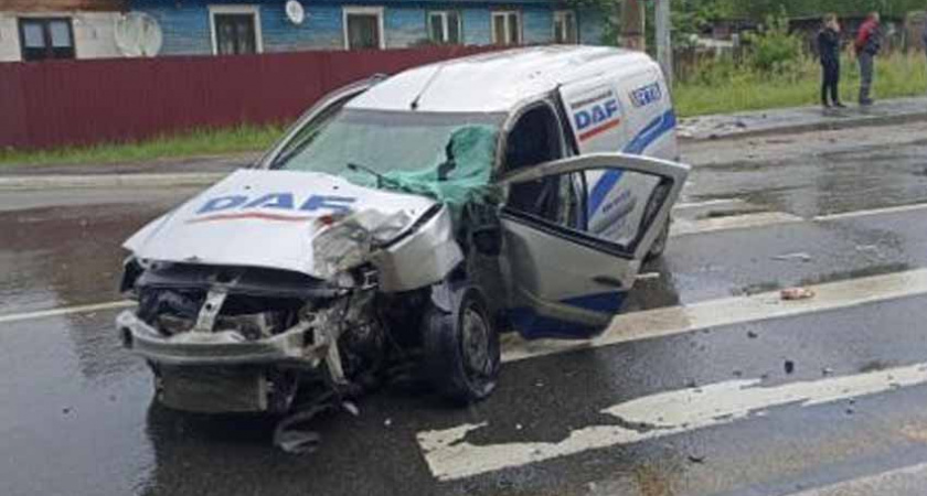 На окраине Брянска водитель на угнанном авто протаранил электроопору, мужчина в реанимации
