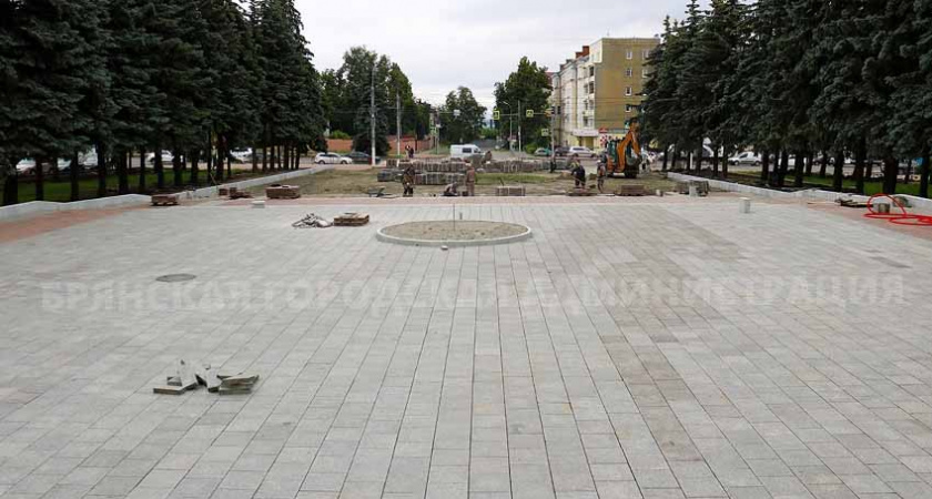 На площади Октябрьской революции в Брянске уложили тысячу «квадратов» гранита