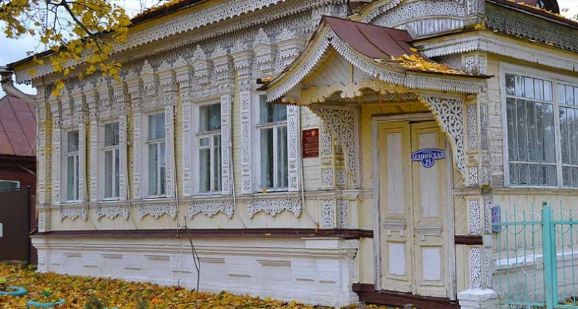 Жителей Брянска пригласили полюбоваться на деревянное кружево «Родных окон»
