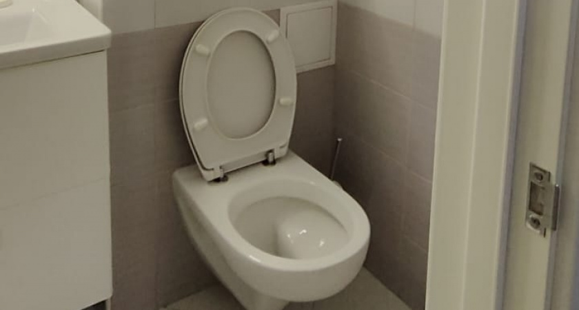 Почему не стоит оставлять открытой крышку унитаза. Запомните раз и навсегда