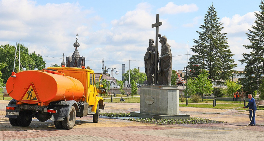 В Брянске из-за жары скорректировали график работы коммунальной техники