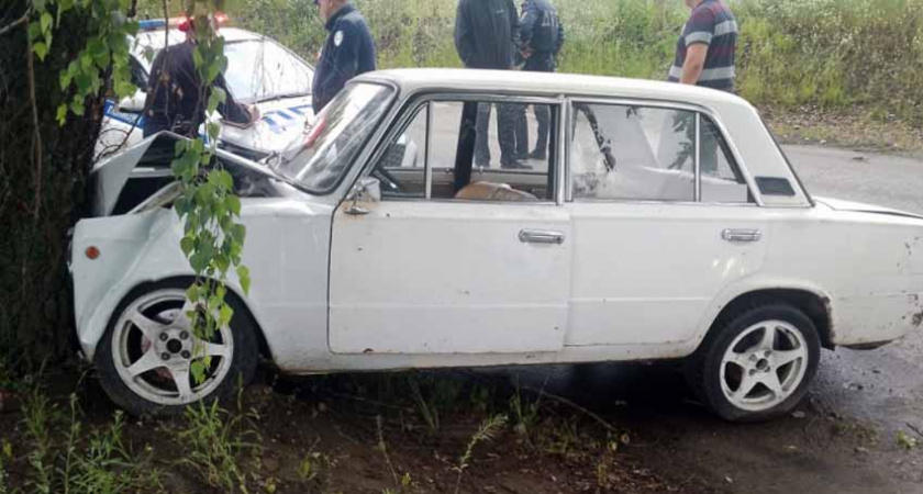 В Брянске подростки устроили ночные «покатушки» на угнанном авто и приехали в дерево