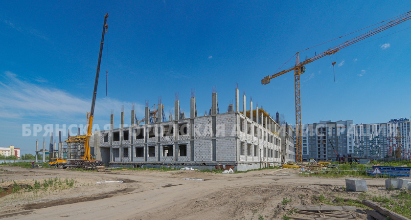 Новая школа на улице Амосова в Брянске подросла до второго этажа