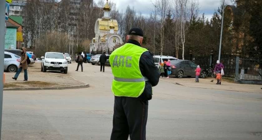 Инспектор ДПС намеревается выписать штраф за непристёгнутых задних пассажиров: два железных аргумента ничего не платить и ехать дальше