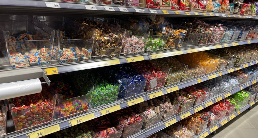 Бывшие сотрудники "Магнита" и "Пятерочки" рассказали, почему категорически нельзя покупать конфеты на развес