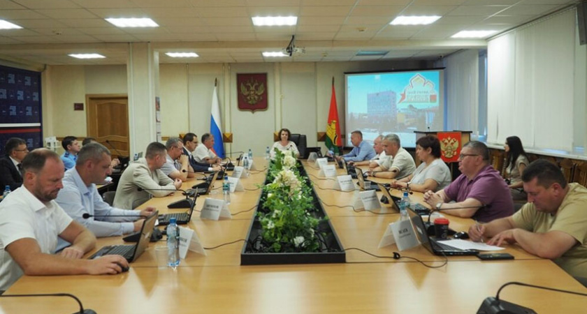 Брянску добавят средств на капремонт улицы Строкина и оснащение школ