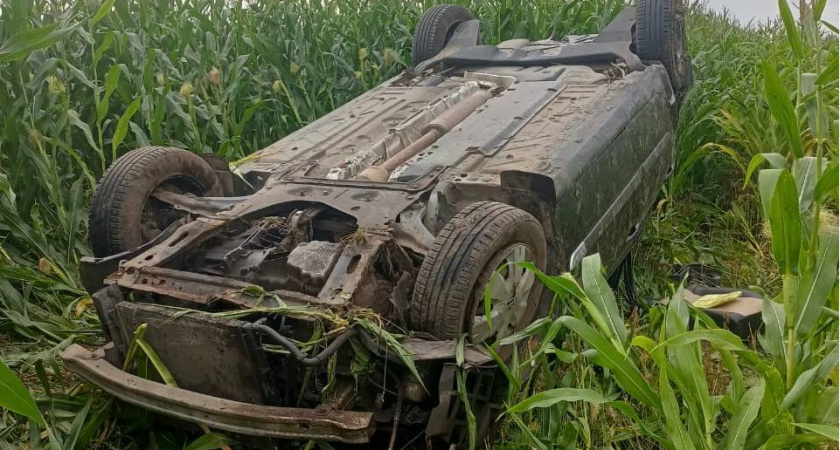ДТП-«перевертыш» на брянской трассе под Выгоничами: пострадали двое взрослых и ребёнок