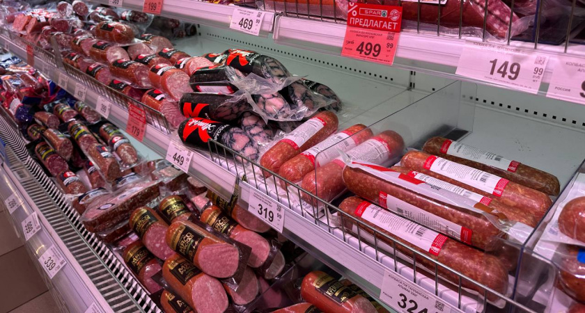 Подруга-продавец поделилась, почему люди берут в «Светофоре» по 10-20 палок колбасы и по 20 кг сосисок