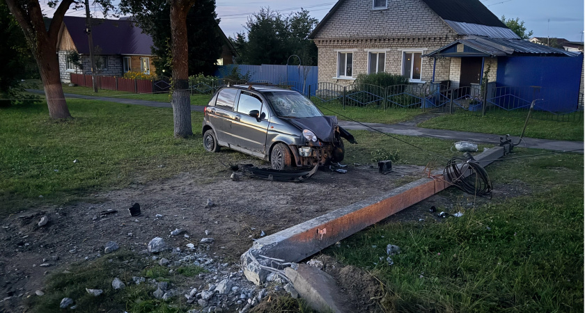 В брянском райцентре «пьяный» Matiz померился силами со столбом, проиграли оба