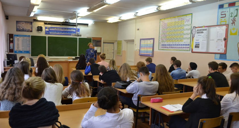 Выдает необразованность: в этом слове нет буквы "Д", но каждый второй ее упорно вставляет