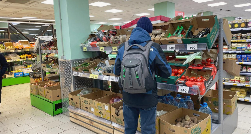Пенсионеры бросили всё и массово пошли в Пятёрочку за продуктами. Сам такого не ожидал. Яйца по 49 рублей.