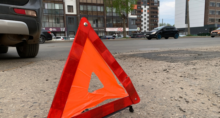 В Брянской области Toyota сбила двух велосипедисток: водитель управлял без прав и страховки