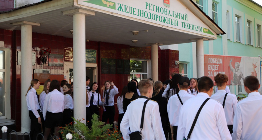 Железнодорожники поздравили студентов профильных учебных заведений с Днём знаний