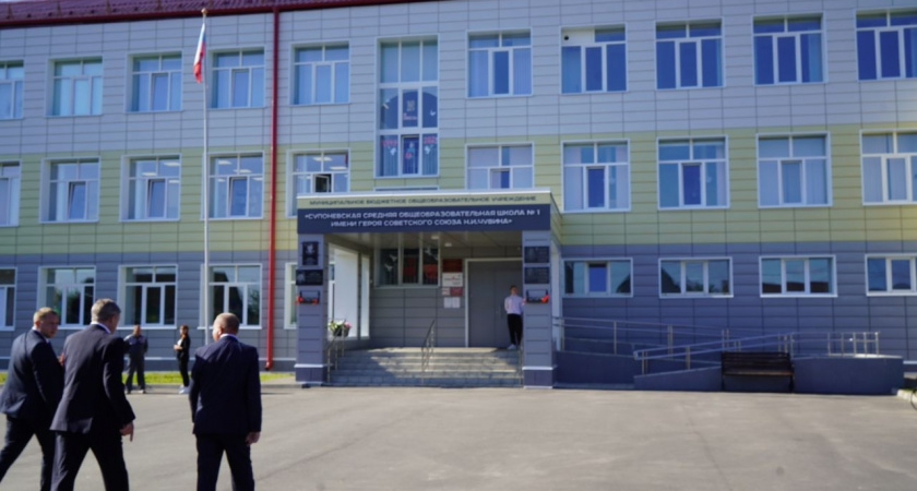 Александр Богомаз оценил новые медучреждения и спортивные объекты в Супонево