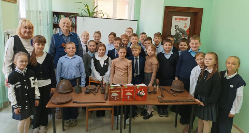 В Брянске состоялись встречи школьников и студентов с военным писателем Валерием Петраковым