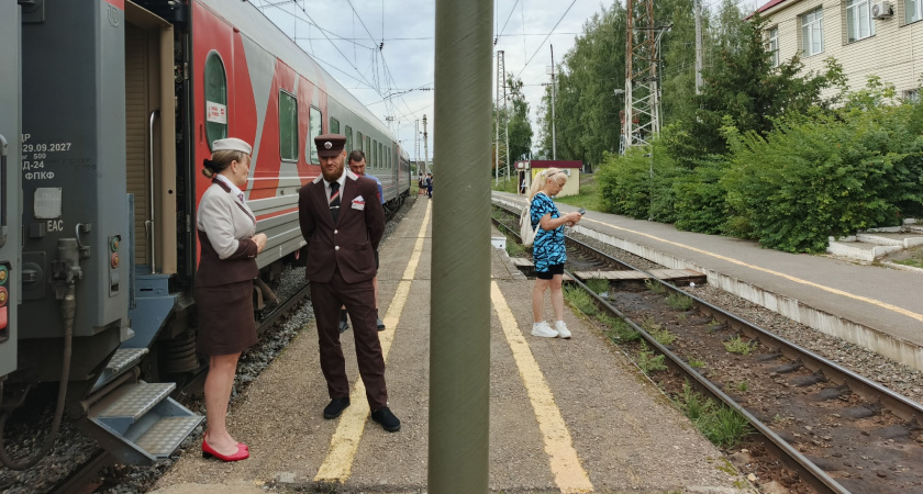 — Что значит «девочки потеснятся»? Мы оплатили именно эти нижние полки и не собираемся никому их отдавать