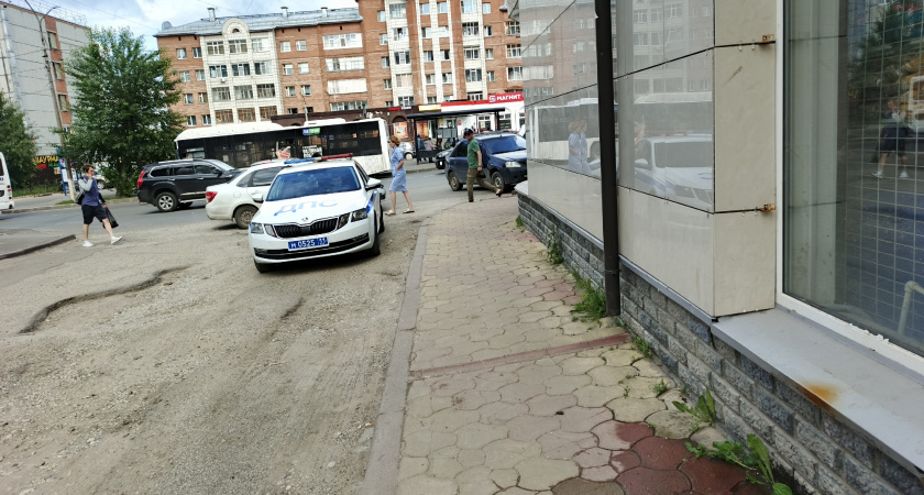 Остановил инспектор ДПС и не подходит, сколько ожидать водителю или можно уехать. Ответ автоюриста