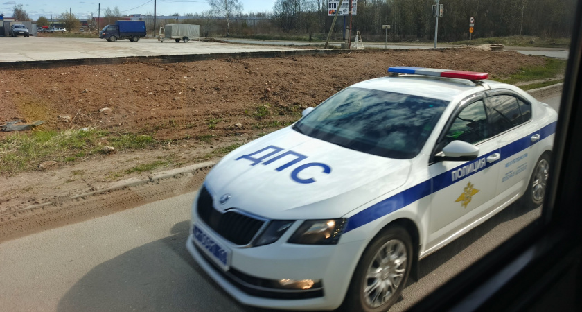 Инспектор ГАИ поставил точку в вопросе: разрешается ли выехать на обочину через сплошную